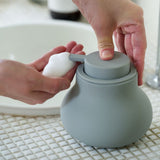 ぽってりしたマットな質感のソープディスペンサー