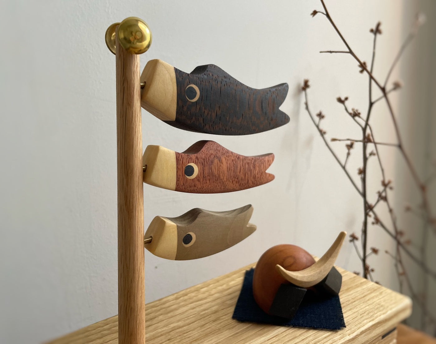 akirawoodworks 木製 こいのぼりと兜 – maple
